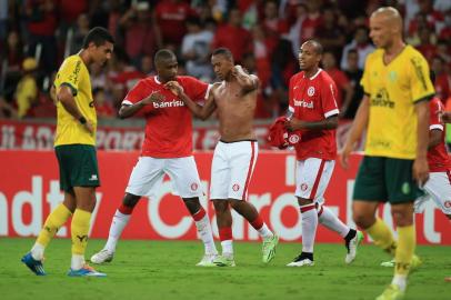  PORTO ALEGRE, RS, BRASIL - 01-04-2015 - Campeonato Gaúcho - 6ª Rodada - Internacional x Ypiranga no estádio Beira-Rio.(FOTO:FERNANDO GOMES/AGÊNCIA)Jogador Fabrício é expulso por fazer gesto obsceno em campo.