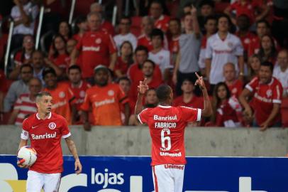  PORTO ALEGRE, RS, BRASIL - 01-04-2015 - Campeonato Gaúcho - 6ª Rodada - Internacional x Ypiranga no estádio Beira-Rio.(FOTO:FERNANDO GOMES/AGÊNCIA)Jogador Fabrício é expulso por fazer gesto obsceno em campo.