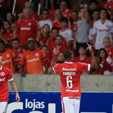  PORTO ALEGRE, RS, BRASIL - 01-04-2015 - Campeonato Gaúcho - 6ª Rodada - Internacional x Ypiranga no estádio Beira-Rio.(FOTO:FERNANDO GOMES/AGÊNCIA)Jogador Fabrício é expulso por fazer gesto obsceno em campo.