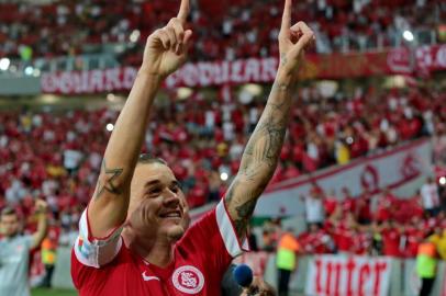  PORTO ALEGRE, RS, BRASIL - 01-04-2015 - Campeonato Gaúcho - 6ª Rodada - Internacional x Ypiranga no estádio Beira-Rio.(FOTO:FERNANDO GOMES/AGÊNCIA)Nilmar sofre pênalti, D'Alessandro cobrador oficial abre o placar, Inter 1x0 Ypiranga.Abraço de Alex em D'Alessandro