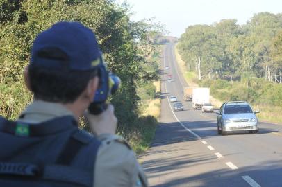  SANTA MARIA , RS , BRASIL , 20/08/2014Primeiro dia da Operação Hermes da PRF na região. Equipe atuará em trechos da BR-287, BR-392 e BR-290 até sexta-feira. Seis viaturas estão fazendo a operação na região. FOTO JEAN PIMENTEL / AGÊNCIA RBS, GERAL