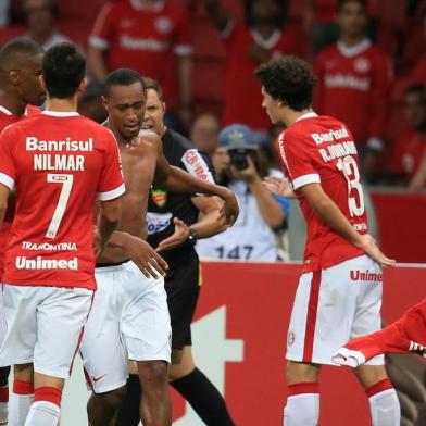  PORTO ALEGRE, RS, BRASIL - 01-04-2015 - Campeonato Gaúcho - 6ª Rodada - Internacional x Ypiranga no estádio Beira-Rio.(FOTO:FERNANDO GOMES/AGÊNCIA)Jogador Fabrício é expulso por fazer gesto obsceno em campo.