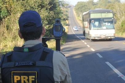  SANTA MARIA , RS , BRASIL , 20/08/2014Primeiro dia da Operação Hermes da PRF na região. Equipe atuará em trechos da BR-287, BR-392 e BR-290 até sexta-feira. Seis viaturas estão fazendo a operação na região. FOTO JEAN PIMENTEL / AGÊNCIA RBS, GERAL