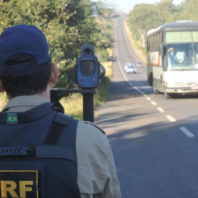  SANTA MARIA , RS , BRASIL , 20/08/2014Primeiro dia da Operação Hermes da PRF na região. Equipe atuará em trechos da BR-287, BR-392 e BR-290 até sexta-feira. Seis viaturas estão fazendo a operação na região. FOTO JEAN PIMENTEL / AGÊNCIA RBS, GERAL