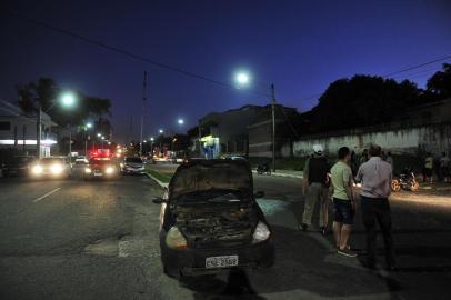  Colisão entre Ka e moto, na esquina da Rua Coronel Valença e Avenida Liberdade, deixa quatro feridos