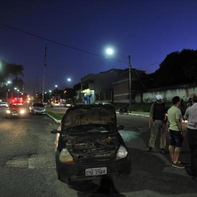  Colisão entre Ka e moto, na esquina da Rua Coronel Valença e Avenida Liberdade, deixa quatro feridos