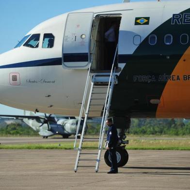  Comitiva de integrantes dos ministérios da Justiça e da Secretaria de Direitos Humanos, familiares do ex-presidente João Goulart, o Jango, passaram por Santa Maria, na manhã desta quarta-feira. Eles vieram em um avião Amazonas (modelo C-105), da Força Aérea Brasileira (FAB), que chegou a Santa Maria, às 8h38min. Minutos depois eles trocaram de aeronave e embarcaram em um dos aviões presidenciais, o Airbus (VC-1) que os levou à capital federal. A previsão é que o avião chegue a Brasília por volta das 11h40min desta quarta-feira. FOTO RONALD MENDES/agencia RBS