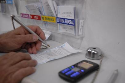 *** Pena Filho - Celular em lotérica ***Projeto proposto pelo Vereador Bento proibi o uso de celular em lotéricas, bancos e ambientes escolares