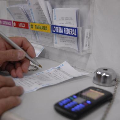 *** Pena Filho - Celular em lotérica ***Projeto proposto pelo Vereador Bento proibi o uso de celular em lotéricas, bancos e ambientes escolares