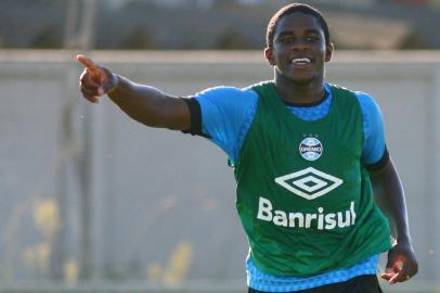 Jogadores do Gremio realizam treino durante a tarde desta sexta-feira, na preparacao para o Campeonato Gaucho 2015. Na foto, Yuri Mamute