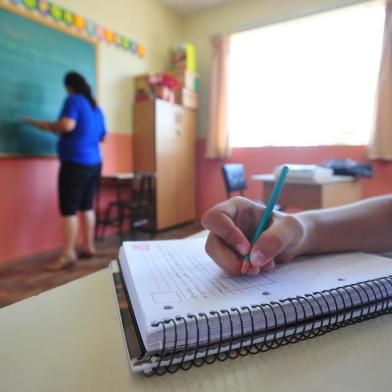  SANTA MARIA , RS , BRASIL , 19/03/2015Retomada das aulas das séries finais da Escola Municipal Adelmo Simas Genro, no bairro Nova Santa Marta, depois de ficar fechada três dias por causa da onda de violência¿; entrada dos alunos, salas de aula, dependências da escola.FOTO JEAN PIMENTEL / AGÊNCIA RBS, GERAL