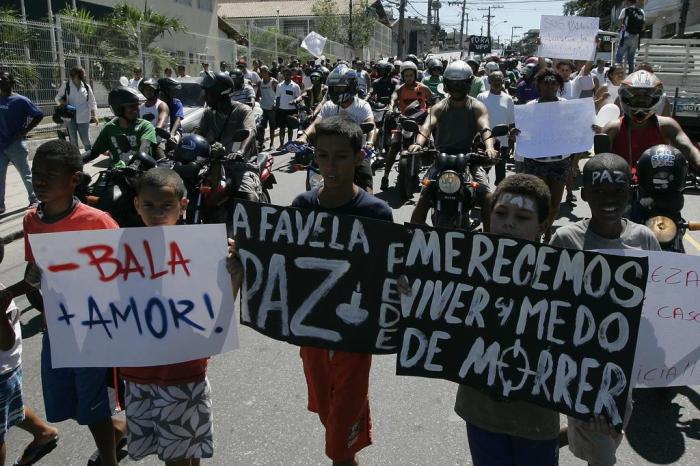 Moradores fazem caminhada e pedem paz durante manifestação em