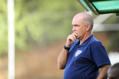 GRAVATAÍ, RS, BRASIL, 22/03/2015. Cruzeiro x Caxias, jogo válido pela 12ª rodada do Campeonato Gaúcho (Gauchão 2015) e realizado no estádio Antônio Vieira Ramos, o Vieirão. Técnico do Cruzeiro, Luiz Antonio Zaluar. (Porthus Junior/Pioneiro)