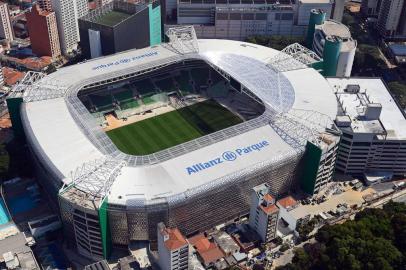  SÃO PAULO, SP, BRASIL, 28-08-2014: Vista aérea do estádio Allianz Parque, conhecido popularmente como Arena Palestra Itália, na Pompéia, zona oeste de SP. A abertura do novo estádio do Palmeiras pode não ser mais realizada na partida contra o Atlético-MG, dia 8 de novembro. A data era trabalhada nos bastidores da construtora WTorre para a inauguração, mas, apesar da aprovação do Corpo de Bombeiros, a arena ainda não possui o laudo da Polícia Militar. (Foto: Allianz Parque, Divulgação, ESPORTES)