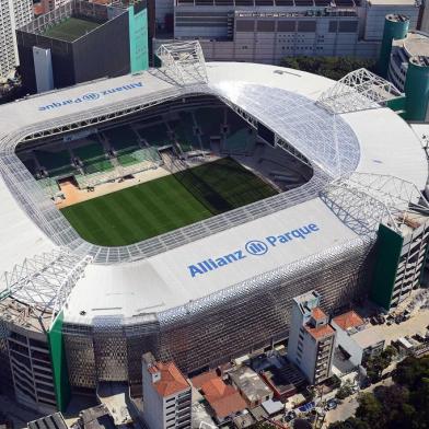  SÃO PAULO, SP, BRASIL, 28-08-2014: Vista aérea do estádio Allianz Parque, conhecido popularmente como Arena Palestra Itália, na Pompéia, zona oeste de SP. A abertura do novo estádio do Palmeiras pode não ser mais realizada na partida contra o Atlético-MG, dia 8 de novembro. A data era trabalhada nos bastidores da construtora WTorre para a inauguração, mas, apesar da aprovação do Corpo de Bombeiros, a arena ainda não possui o laudo da Polícia Militar. (Foto: Allianz Parque, Divulgação, ESPORTES)