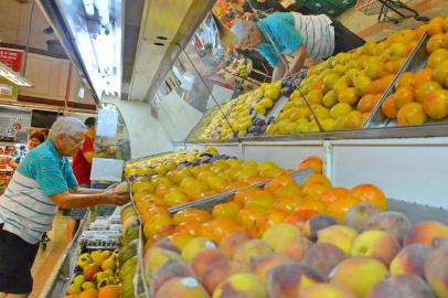  SANTA MARIA,RS, BRASIL, 07/04/2015. Habitos nos supermercados. Fomos a um supermercado perguntar aos consumidores, se deixaram de comprar algum item por conta da inflação.FOTO: GABRIEL HAESBAERT/ESPECIAL