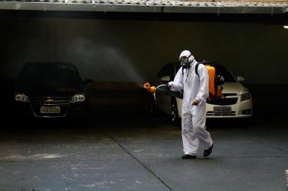 A confirmação de mais um caso importado de dengue e uma suspeita de caso de febre chikungunya provocam aplicação de inseticida nesta quinta-feira, 9, pela manhã, no Centro Histórico e no bairro Itu-Sabará. A primeira operação será na avenida Independência, entre as ruas Pinto Bandeira e da Conceição, e na rua Coronel Vicente entre a avenida Independência e a rua Alberto Bins. Um morador da cidade fluminense de Resende, que contraiu a doença no Rio de Janeiro, esteve no bairro em visita a familiares recentemente.