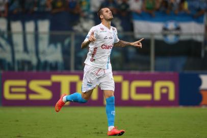 PORTO ALEGRE, RS, BRASIL - 09-04-2015 - Campeonato Gaúcho - Quartas de Final - Grêmio x Novo Hamburgo na Arena do Grêmio.(FOTO:DIEGO VARA/AGÊNCIA)Jogador Fred abre o placar com gol de falta.