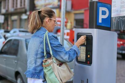  PORTO ALEGRE-RS-BRASIL- 10/04/2015- Parquímetros voltam a operarem Porto Alegre. Cristine Silveira Martins de Menezes, assistente financeira,  usuário do sistema.  FOTO FERNANDO GOMES/ZERO HORA.