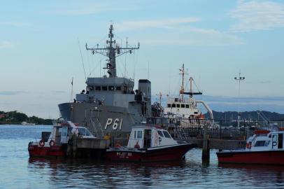  ITAJAI,SC,BRASIL, 01/04/2015:  Navios da Marinha do Brasil atracados no pier da Delegacia da Captania dos Porto em Itajai