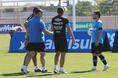  PORTO ALEGRE-RS-BRASIL- 11/04/2015- Treino do Grêmio. Lance de treino com Mamute.  FOTO JÚLIO CORDEIRO/ZERO HORA.