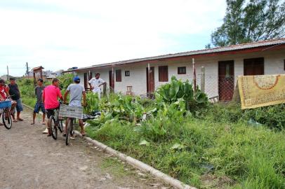  CIDREIRA, RS, BRASIL, 12-04-2015 : Seis pessoas foram mortas em um tiroteio no começo da madrugada deste domingo em Cidreira, no Litoral Norte. Segundo a Polícia Civil, cinco morreram no local e dois foram encaminhadas ao hospital de Tramandaí. Informações preliminares indicam que os assassinos invadiram um estabelecimento no bairro Nazaré, identificado como Pousada do Celomar, pouco antes da 1h, e atiraram contra frequentadores. (Foto: JÚLIO CORDEIRO/Agência RBS, Editoria Notícias)