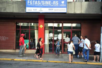  Carteiras de trabalho voltam a ser emitidas nesta segunda-feiraA emissão de carteiras de trabalho será normalizada nesta segunda-feira em 68 agências FGTAS/Sine no Estado, incluindo Santa Maria. O serviço foi interrompido no começo de dezembro para a implantação de um novo sistema, com leitor biométrico para digitais, prancha para coleta de assinaturas e câmera fotográfica.