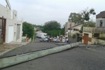 rdgol - caminhão derruba poste no bairro Rosario em SM 