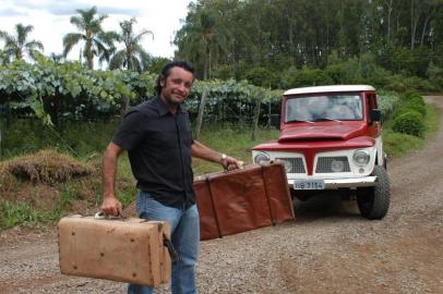 Carlos Henrique Iotti, cartunista do jornal Pioneiro. e Também repórter das colônias.