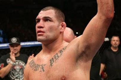  Cain Velásquez vence Júnior Cigano no UFC 166, em Houston, e segue com o cinturão dos pesos pesados do Ultimate Na Guarda MMA