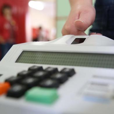  Andréia Rosa Raimundo vota pela primeira vez usando a biometria, na cidade de Governador Celso Ramos.Indexador: Marco Favero