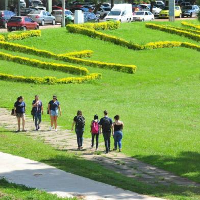  SANTA MARIA , RS , BRASIL , 02/03/2015Na segunda-feira, dia 2 de março, milhares de alunos e professores da Universidade Federal de Santa Maria começaram o ano letivo. 2015 promete ser um ano de economia e cortes no orçamento, mas na prática pouco se fala onde o orçamento será reduzido. FOTO JEAN PIMENTEL / AGÊNCIA RBS, GERAL