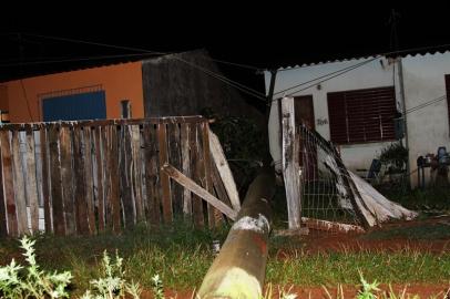 Casas são atingidas por postes após chuva em São Sepé (18/04)