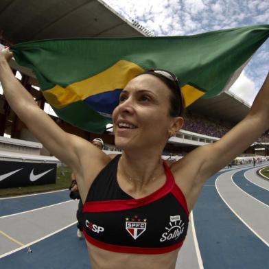 FOTO EMBARGADA PARA VEÍCULOS DO ESTADO DO PARÁ A atleta brasileira Maurren Maggi   comemora após vencer a prova de salto distância durante o GP Internacional de Atletismo   em Belém, neste domingo (06).  