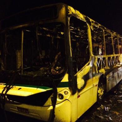 ônibus, incêndio, porto alegre, rdgol - 20/04/2015