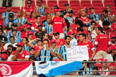  PORTO ALEGRE, RS, BRASIL, 01-03-2015 - Campeonato Gaúcho 2015 - 8ª Rodada,  Internacional x Grêmio no Estádio Beira-Rio.(Foto:Diego Vara/Agência RBS)Torcida mista