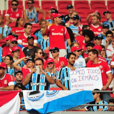  PORTO ALEGRE, RS, BRASIL, 01-03-2015 - Campeonato Gaúcho 2015 - 8ª Rodada,  Internacional x Grêmio no Estádio Beira-Rio.(Foto:Diego Vara/Agência RBS)Torcida mista