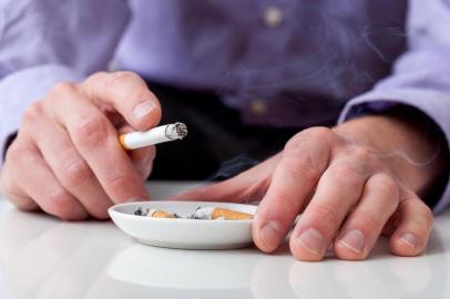 Apesar das frequentes campanhas públicas que alertam para os efeitos prejudiciais do fumo, muitas pessoas ainda acreditam que o tabagismo não faz mal à saúde. Durante a Conferência Europeia de Câncer de Pulmão (ELCC), que aconteceu na Suíça, pesquisadores apresentaram dados preocupantes. De acordo com uma pesquisa francesa, em torno de 34% dos fumantes acreditam que fumar até 10 cigarros por dia não acarreta o aumento dos riscos de desenvolver câncer de pulmão.