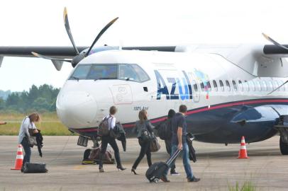  

SANTA MARIA, RS, BRASIL, 20/04/2015.
Aeroporto de Santa Maria poderá receber investimentos do governo federal após a municipalização, o que deve ocorrer até junho. Enquanto isso, passageiros terão de se adaptar à mudança na malha de horários de inverno, que oferece só um voo diário para a capital.
FOTO: GABRIEL HAESBAERT/ESPECIAL