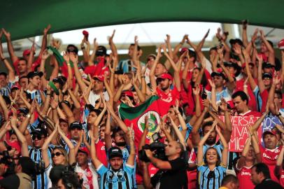  PORTO ALEGRE, RS, BRASIL, 01-03-2015 - Campeonato Gaúcho 2015 - 8ª Rodada,  Internacional x Grêmio no Estádio Beira-Rio.(Foto:Diego Vara/Agência RBS)Torcida mista