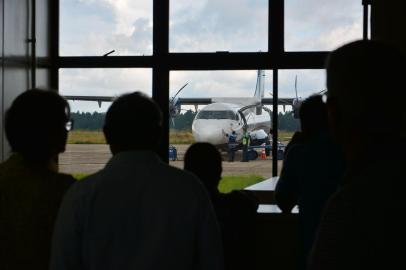  SANTA MARIA, RS, BRASIL, 20/04/2015.Aeroporto de Santa Maria poderá receber investimentos do governo federal após a municipalização, o que deve ocorrer até junho. Enquanto isso, passageiros terão de se adaptar à mudança na malha de horários de inverno, que oferece só um voo diário para a capital.FOTO: GABRIEL HAESBAERT/ESPECIAL