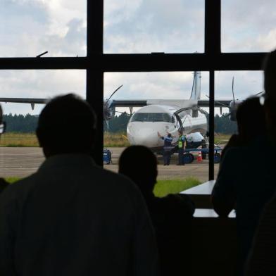  SANTA MARIA, RS, BRASIL, 20/04/2015.Aeroporto de Santa Maria poderá receber investimentos do governo federal após a municipalização, o que deve ocorrer até junho. Enquanto isso, passageiros terão de se adaptar à mudança na malha de horários de inverno, que oferece só um voo diário para a capital.FOTO: GABRIEL HAESBAERT/ESPECIAL