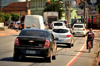  JARAGUÁ DO SUL, SC, BRASIL (10-04-2015) - Ciclista tráfega pela ciclofaixa em meio ao congestionamento de carros na Rua Presidente Epitácio Pessoa em Jaraguá do Sul. (Foto: Maykon Lammerhirt, Agencia RBS)