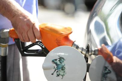  CHAPECÓ, SC, BRASIL, 24/02/2015 - Filas em postos de combustíves em Chapecó, asntes que a gasolina e alcool acabe, devido a paralização e bloqueio de caminhoneiros nas estradas da regiaõe  do país.