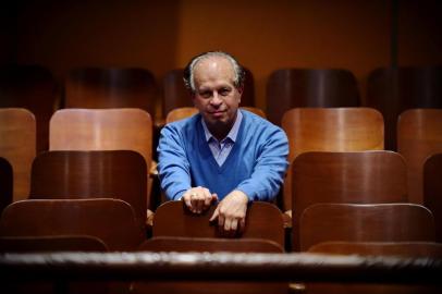  Porto Alegre RS, BRASIL, 07/08/2014. Retrato de Renato Janine Ribeiro, filósofo e professor titular de Ética e Filosofia Política da Universidade de São Paulo,que participou do evento "Com a Palavra", promovido por Zero Hora, no Studio Clio. CARLOS MACEDO/ AGÊNCIA RBS)