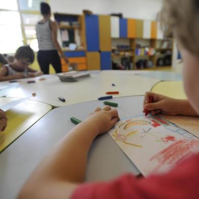  Creche Ipê Amarelo, que atendia somente crianças de 0 a 5 anos e 11 meses de idade que são filhos de pais que trabalham da Universidade Federal de Santa Maria (UFSM), se tornou Unidade de Educação Infantil por meio de uma resolução do Ministério da Educação. Agora, a instituição aguarda pela votação de projeto de lei que garanta vagas para professores na unidade, além da destinação de recursos federais. Atualmente, a escola atende 238 crianças