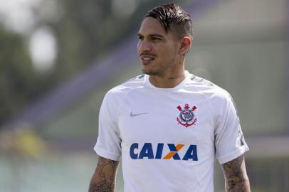 Paolo Guerrero durante treinamento do Corinthians na manhã desta sexta-feira (24/04) no CT Joaquim Grava