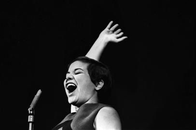 elis regina em show em 1967.  não sabemos o local 