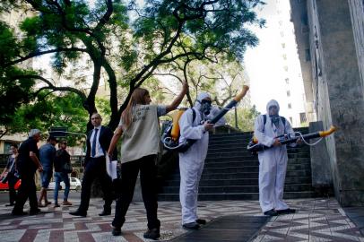 Rdgol - Vigilância em Saúde aplica inseticida para combater a dengue em Porto Alegre