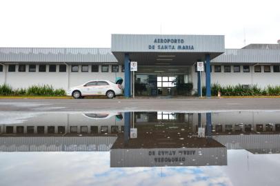  SANTA MARIA, RS, BRASIL, 20/04/2015.Aeroporto de Santa Maria poderá receber investimentos do governo federal após a municipalização, o que deve ocorrer até junho. Enquanto isso, passageiros terão de se adaptar à mudança na malha de horários de inverno, que oferece só um voo diário para a capital.FOTO: GABRIEL HAESBAERT/ESPECIAL